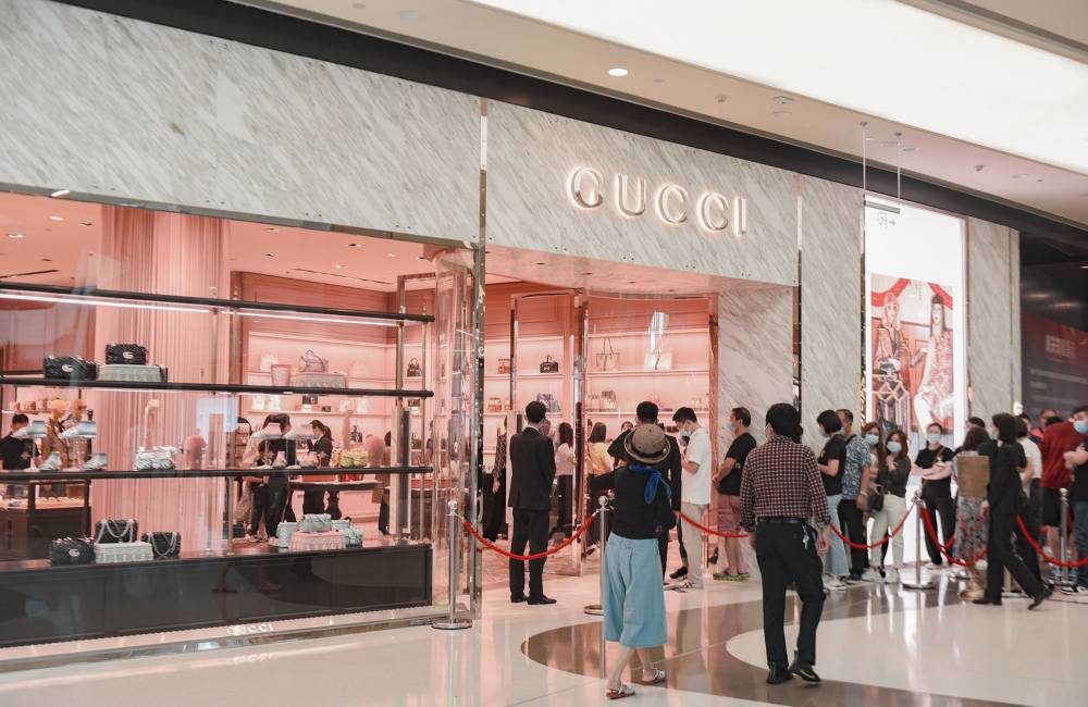 File d'attente devant une boutique de luxe