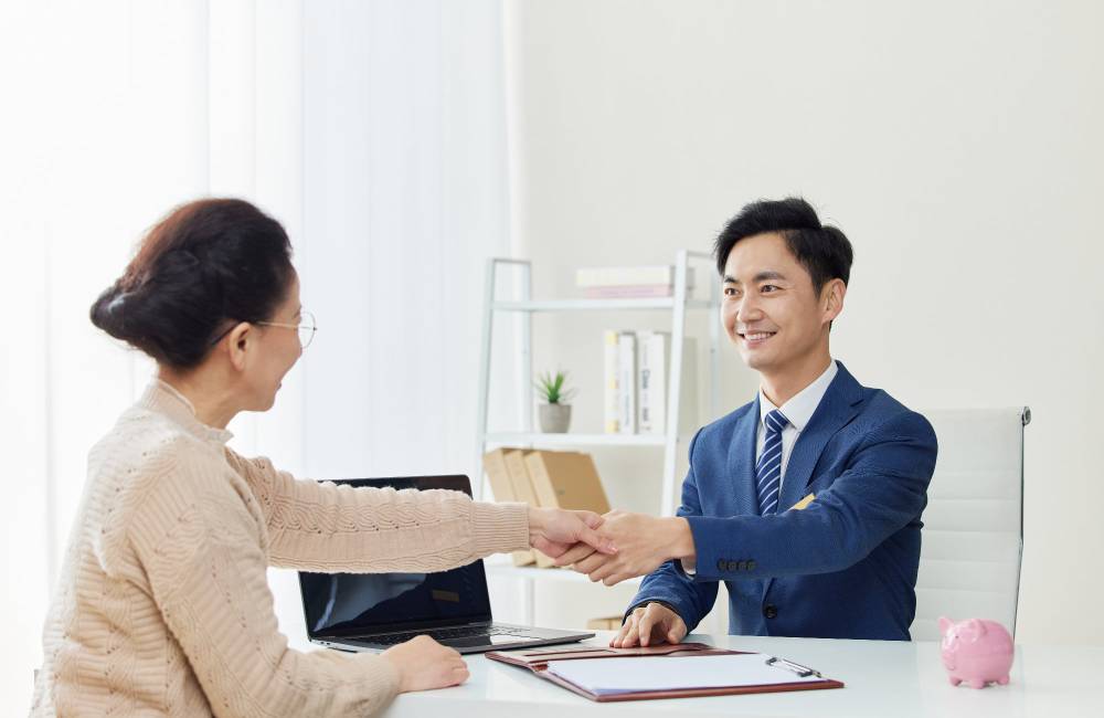 Un homme et une femme se serrent la main